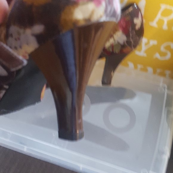 Stunning Madden Girl Flower Print Pump. - Picture 4 of 6